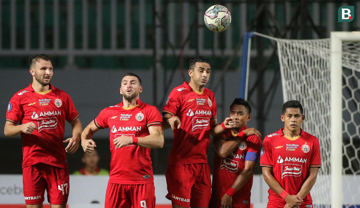 Sejumlah pemain Persija Jakarta berusaha menghalau bola saat melawan Persela Lamongan dalam laga pekan ke-4 BRI Liga 1 2021/2022 di Stadion Pakansari, Bogor, Jumat (24/09/2021). Persija menang 2-1. (Bola.com/Bagaskara Lazuardi)