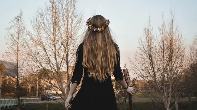 Menghindari Pakaian Berwarna Gelap dan Mencolok