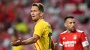 Barcelona memperoleh peluang di menit ke-10 melalui Luuk de Jong. Sepakannya usai menerima umpan dari Frenkie de Jong masih membentur pemain belakang Benfica. (AFP/Patricia De Melo Moreira)