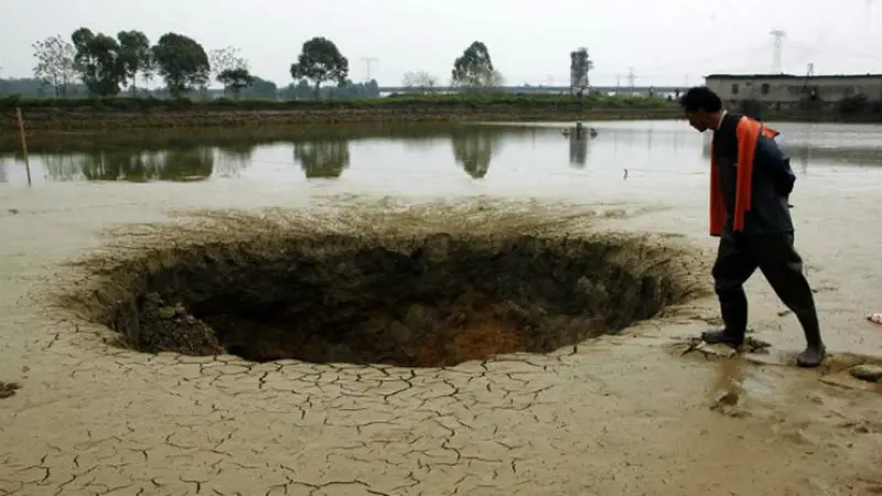 Dalam Semalam, Sinkhole Raksasa Telan 25 Ton Ikan Milik Petani