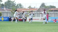 Tim Solo All Stars ketika merayakan gol yang dicetak ke gawang Tangerang dalam laga ketiga Grup A MilkLife Soccer Challenge All Stars di Supersoccer Arena, Kudus, Jawa Tengah, Sabtu (25/1/2025) pagi WIB. Solo berhasil lolos ke semifinal sebagai runner-up grup setelah menang 4-0 atas Tangerang di laga terakhirnya. (Dok. Bakti Olahraga Djarum Foundation/MilkLife)