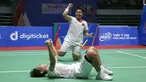 Pasangan Indonesia, Apriyani Rayahu/Siti Fadia, melakukan selebrasi usai menaklukkan wakil Thailand, Benyapa Aimsaard/Nuntakarn Aimsaard, pada laga final cabang olahraga bulutangkis SEA Games 2021 di Bacqiang Gymnasium, Minggu (22/5/2022). Indonesia menang dengan skor 21-17 dan 21-14. (Bola.com/Ikhwan Yanuar)