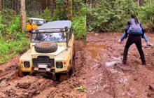 Mobil Pensiunan Komjen Polri Nyangkut saat Off Road, Terpaksa Jalan Kaki Gendong Cucu Nyaris Terpeleset