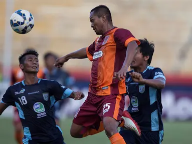 Pemain Borneo FC, Febri Setiadi, menyundul bola pada laga Piala Jenderal Sudirman melawan Persela di Stadion Gelora Delta Sidoarjo, Sabtu (21/11/2015). Borneo FC menang 1-0 atas Persela. (Bola.com/Vitalis Yogi Trisna)