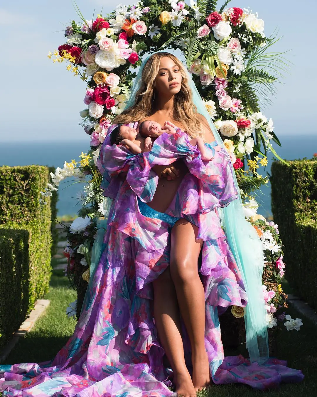 Beyonce tampak cantik ketika foto bersama dengan Sir dan Rumi Carter. (Image: @beyonce/instagram)