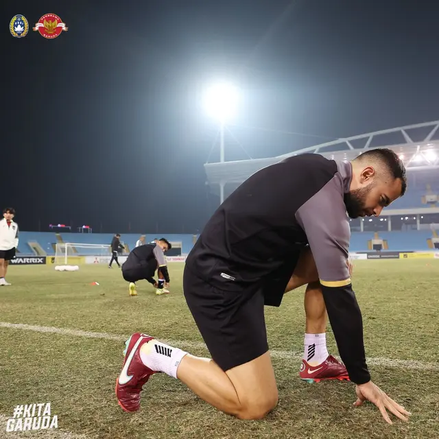Bek Timnas Indonesia, Jordi Amat memegang permukaan Stadion Nasional My Dinh, Hanoi.