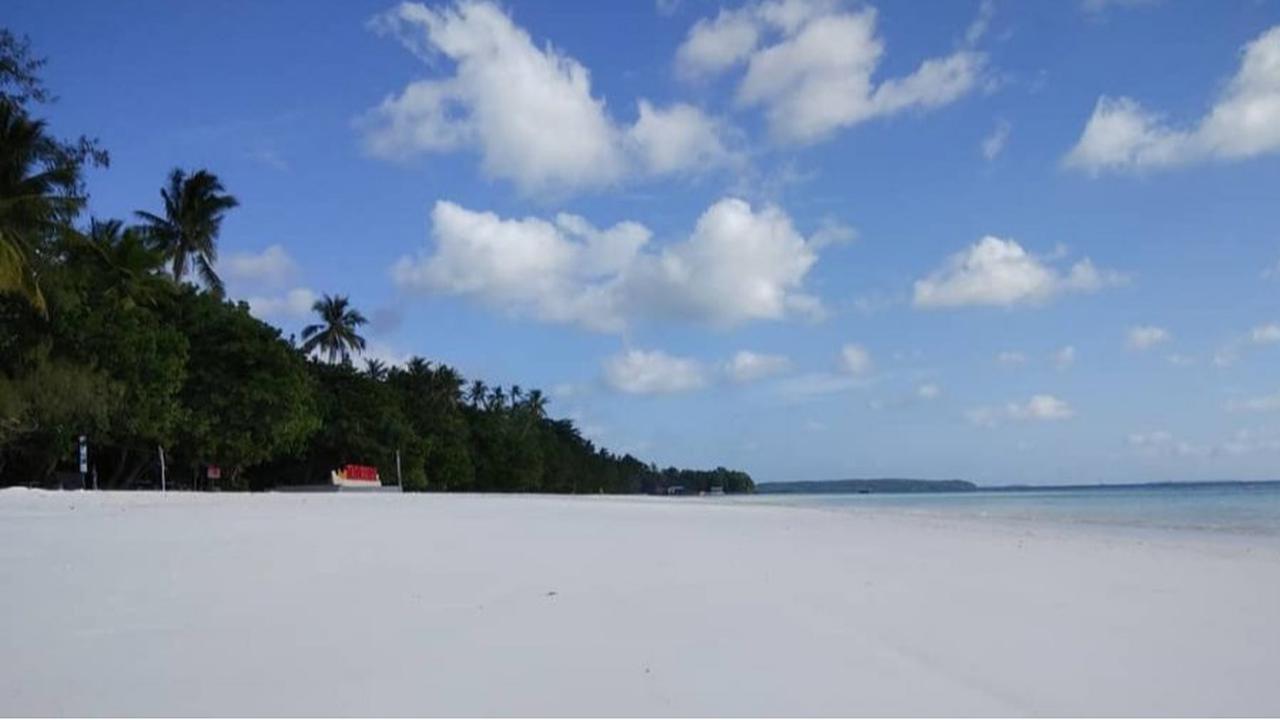 Dibuat Takjub, Momen Pria yang Perlihatkan Pantai dengan Pasir Terhalus di Dunia Ini Curi Perhatian