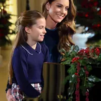 Kate Middleton dan Princess Charlotte saat Berduet Main Piano di Perayaan Natal 2025. [@princeandprincessofwales]