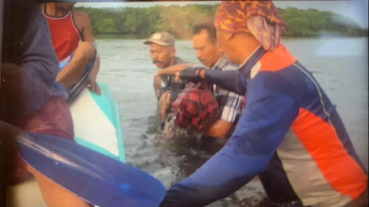 Jenazah Aril dievakuasi setelah ditemukan tenggelam di pantai Sijile Kawasan Taman Nasional Baluran (Istimewa)