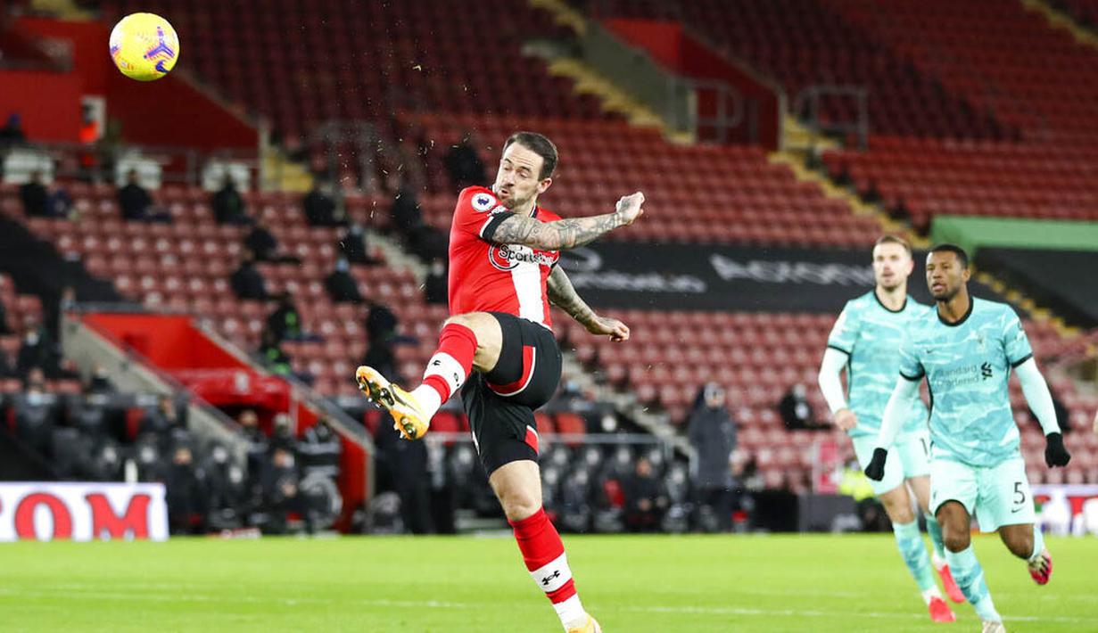 Penyerang Southampton, Danny Ings, mencetak gol ke gawang Liverpool pada laga Liga Inggris di Stadion St Mary's, Selasa (05/01/2021). Liverpool takluk 1-0 dari Southampton. (AP/Noami Baker,Pool)