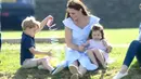 "William dan Kate memprioritaskan anak-anak mereka merasakan lingkungan senormal mungkin," ujar sumber. (Getty Images/Cosmopolitan)