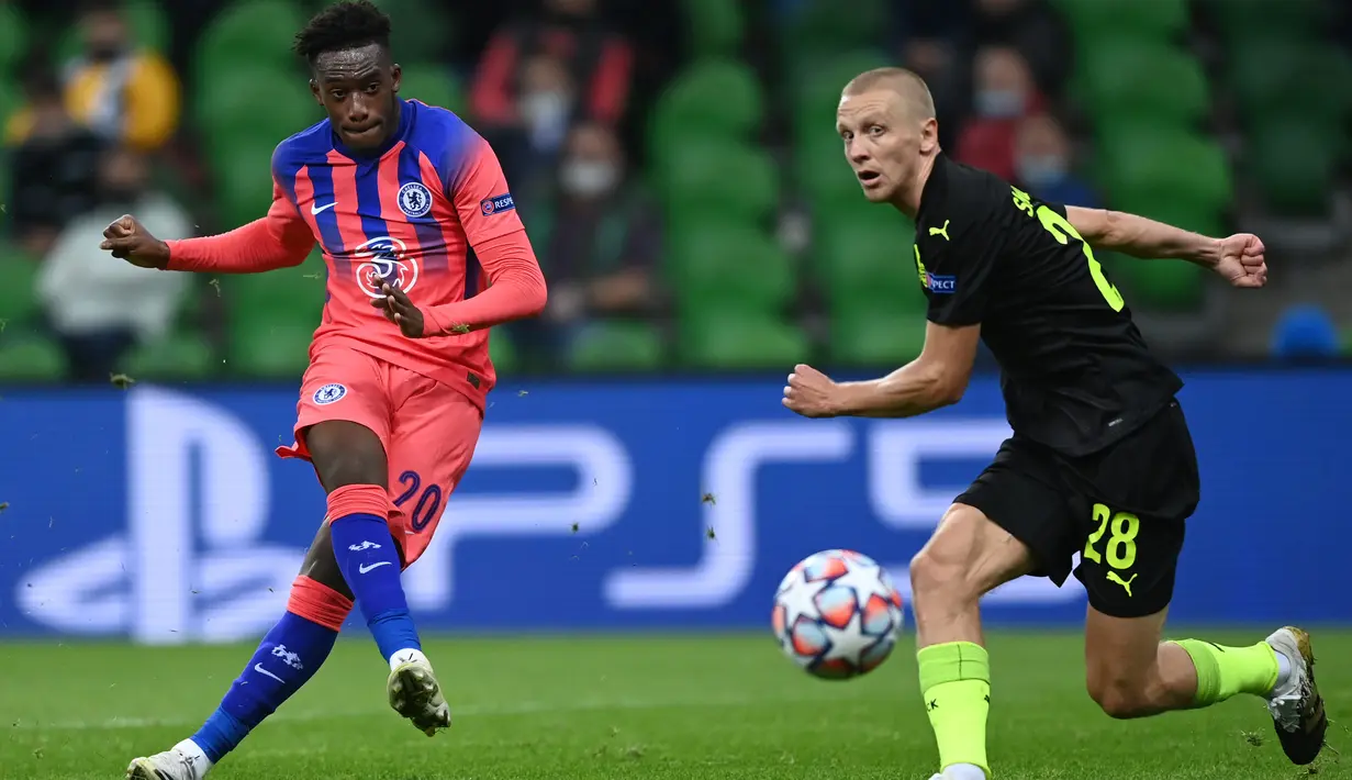 Gelandang Chelsea, Callum Hudson-Odoi, melepaskan tendangan saat melawan Krasnodar pada laga lanjutan Liga Champions 2020/2021 di Krasnodar Stadium, Kamis (29/10/2020) dini hari WIB. Chelsea menang 4-0 atas Krasnodar. (AFP/Kirill Kudryavtsev)