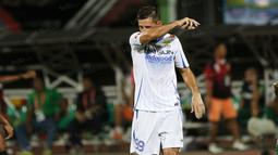 Pemain Persib Bandung Juan Belencoso gagal mengeksekusi penalti saat melawan Bhayangkara Surabaya United pada Torabika SC 2016 di Stadion Gelora Delta Sidoarjo, Sabtu (11/6/2016). (Bola.com/Nicklas Hanoatubun)