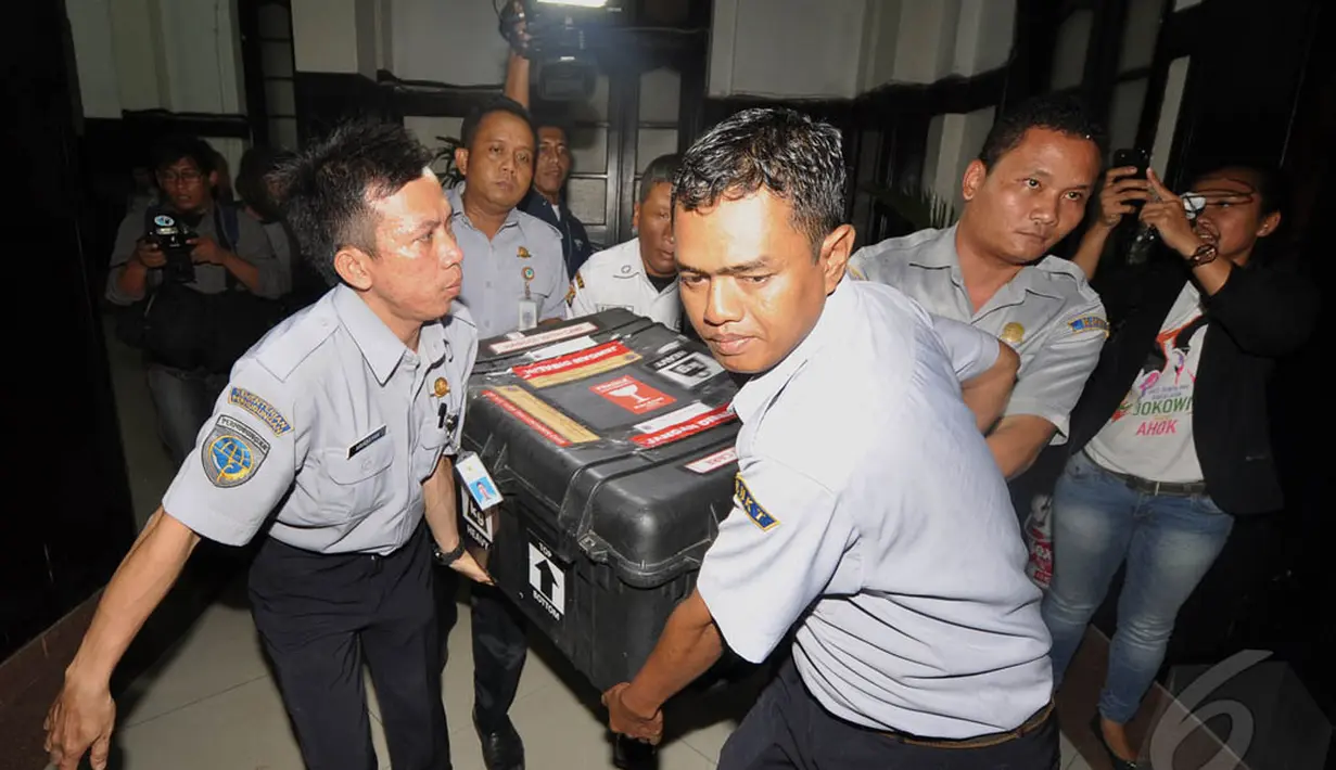 Petugas saat membawa kotak berisi "Black Box" jenis Flight Data Recorder (FDR) yang baru saja tiba di Gedung KNKT, Jakarta, Senin (12/1/2015). (Liputan6.com/Miftahul Hayat)