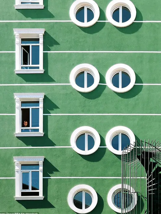 Yener Torun saat mengabadikan sebuah bangunan yang unik dengan arsitektur kontemporer di Turki. Torun sudah dua tahun menjadi fotografer bangunan-bangunan unik di Turki. (Dailymail.co.uk)