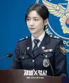 Lee Kang Hyun saat berseragam menampilkan pesona yang berbeda. Pemirsa sangat mengantisipasi transformasi akting Park Ji Hyun lewat drama ini. (Foto: SBS)