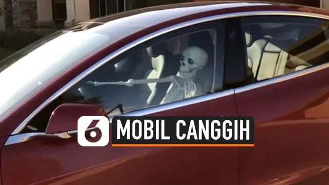 Sebuah mobil melaju dengan 'dikendarai' kerangka manusia di Philadelphia Amerika Serikat. Mobil bisa bergerak dan parkir sendiri berkat kecanggihan perangkat lunak yang tertanam di dalamnya.