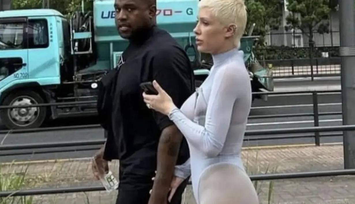 <p>Dalam balutan stocking dan body suit serba putih, Bianca tampil begitu vulgar. Tentu saja gayanya kembali tuai komentar banyak orang. [Foto: Instagram/ bianca Censori]</p>