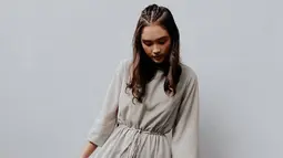 Tampil simpel dengan sepatu vans dan midi dress, gadis berdarah campuran Belanda-Minangkabau ini juga makin manis dengan ikatan rambut kepang. (Instagram/caitlin halderman)