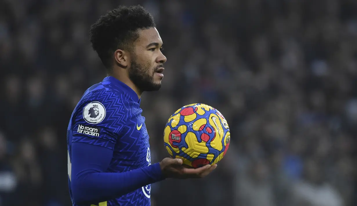 Reece James. Bek kanan Inggris berusia 22 tahun yang kini menjalani musim keempatnya bersama Chelsea ini kini berbanderol 55 juta euro, mengalami kenaikan 10 juta euro dari sebelumnya 45 juta euro. Bersama The Blues musim ini ia telah mencetak 5 gol di semua ajang. (AP/Rui Vieira)