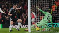 Kiper Arsenal, David Raya (kanan), melakukan penyelamatan pada laga Premier League/Liga Inggris antara Arsenal vs Aston Villa di London, Selasa, 30 Desember 2025. (AP Photo/Alastair Grant)