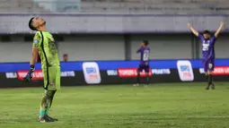 Kiper Persita Tangerang, Kartika Ajie, meluapkan kebahagian setelah berhasil menaklukkan Bali United dengan skor 4-2. (Bola.com/M Iqbal Ichsan)