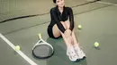 Davina Karamoy tampil memikat dengan sports attire bernuansa hitam. Ia memaduka long sleeve dan short untuk menunjang gaya dan kenyamanan bermain tenis. [Foto: Instagram/ Davina Karamoy]