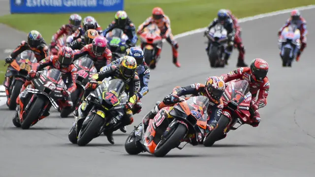 Foto: Duel Sengit Nan Seru di MotoGP Inggris, Aleix Espargaro Salip Pecco Bagnaia di Lap Akhir