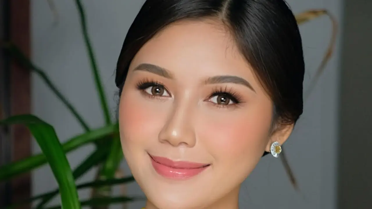 Anggun Berkebaya Kuning, Gaya Erina Gudono Rayakan Kartini Sekaligus Hadiri Pernikahan Puteri Indonesia Banten
