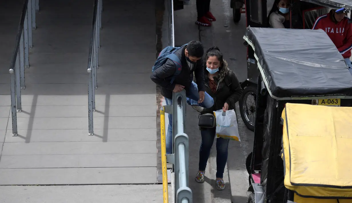 Seorang pria melompati rel untuk menggunakan bicitaxi sebagai alternatif transportasi setelah penghancuran beberapa stasiun layanan umum selama protes terhadap pemerintah Presiden Kolombia Ivan Duque, di Bogota (24/5/2021). (AFP/ Raul Arboleda)