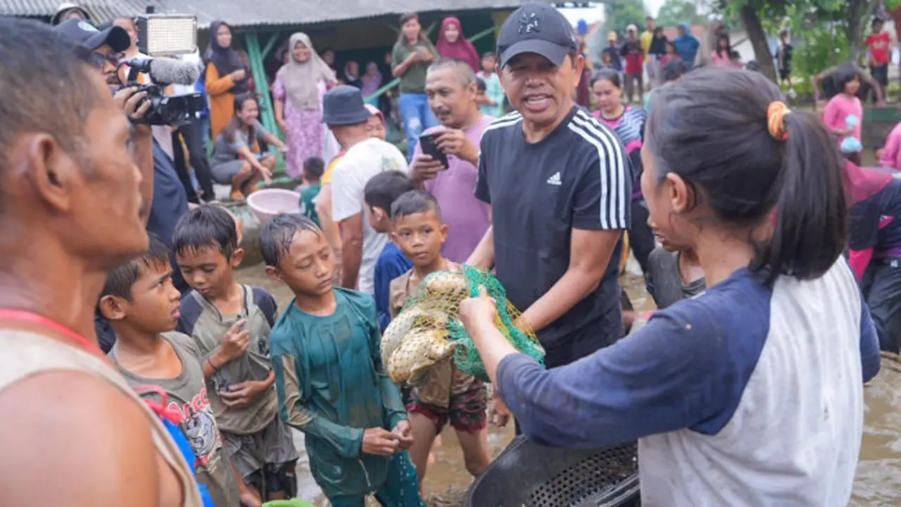 Dedi Mulyadi Tangkap Ikan Bersama Warga Purwakarta, Ungkap Rasa Bahagia Atas Prestasi Prabowo Subianto