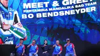 Dua pembalap Pertamina Mandalika SAG Racing Team: Bo Bendsneyder dan Taiga Hada diajak berolahraga di saat Car Free Day. (Dok. Istimewa)