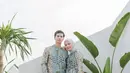 Model baju lebaran blouse berpita dengan pattern kembaran Mega Iskanti dan suami (Foto: Instagram @megaiskanti)