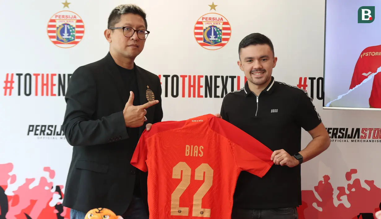 <p>Oliver Bias (kanan), pemain asing baru Persija Jakarta asal Filipina didampingi Presiden Persija Jakarta, Muhammad Prapanca berfoto dengan jersey Persija Jakarta di Persija Store, Kuningan, Jakarta Selatan, Kamis (27/7/2023). (Bola.com/Abdul Aziz)</p>