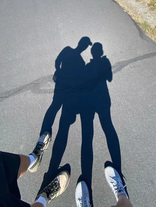 Memanfaatkan cahaya matahari yang begitu menyorot, Maudy Ayunda mengabadikan momen kebersamaannya meski hanya melalui bayangan. Namun, mereka tetap kompak dengan mengenakan sneaker. (instagram/maudyayunda)