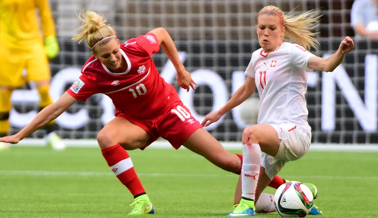 Penyerang Swiss, Lara Dickenmann (kanan) mengontrol bola dari kejaran Bek Kanada, Lauren Sesselmann saat Piala Dunia wanita 2015 di BC Place Stadium, Senin (22/6/2015). Kanada menang 1-0 atas Swiss lewat gol Josee Belanger. (Reuters/Anne Marie Sorvin)