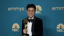 Hwang Dong-hyuk tersenyum sambil memegang penghargaan untuk kategori Sutradara Drama Serial Terbaik dalam serial “Squid Game” di ajang Emmy Awards ke-74 di Microsoft Theater, Los Angeles, Amerika (11/9/2022). Di Emmy Awards 2022, Dong Hyuk juga dinominasikan dalam kategori Penulisan Luar Biasa untuk Serial Drama. (AP Photo/Jae C. Hong)