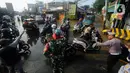 Petugas kepolisian mengatur lalu lintas saat banjir di kawasan tersebut.  (merdeka.com/Arie Basuki)