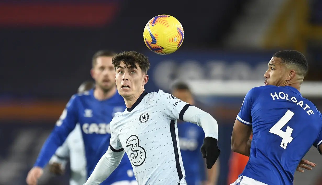 Gelandang Chelsea, Kai Havertz berebut bola dengan bek Everton, Mason Holgate pada pertandingan lanjutan Liga Inggris di Goodison Park di Liverpool, Inggris, Minggu (13/12/2020). Everton menang tipis atas Chelsea 1-0. (Peter Powell/Pool via AP)