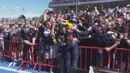 Pebalap Red Bull, Max Verstappen, disambut kru Red Bull setelah menjadi juara F1 GP Spanyol di Sirkuit Catalunya, Spanyol, Minggu (15/5/2016). (Bola.com/Twitter/F1)