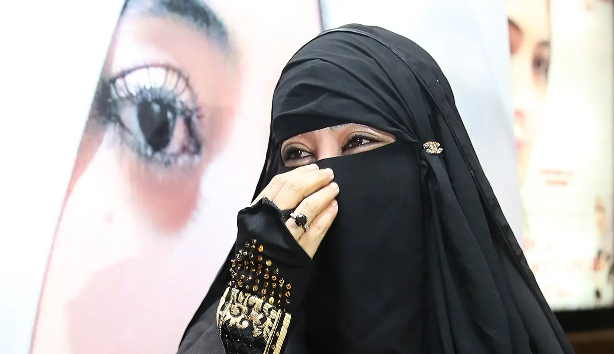 Pernikahan Umi Pipik dan Sunu dikabarkan telah dilaksanakan tiga tahun silam. Kabar itu tersiar dari Citra, yang merupakan kakak Suci, istri sah Sunu. Citra meralat ucapannya yang sebelumnya dikatakan menikah setahun lalu. (Bambang E Ros/Bintang.com)