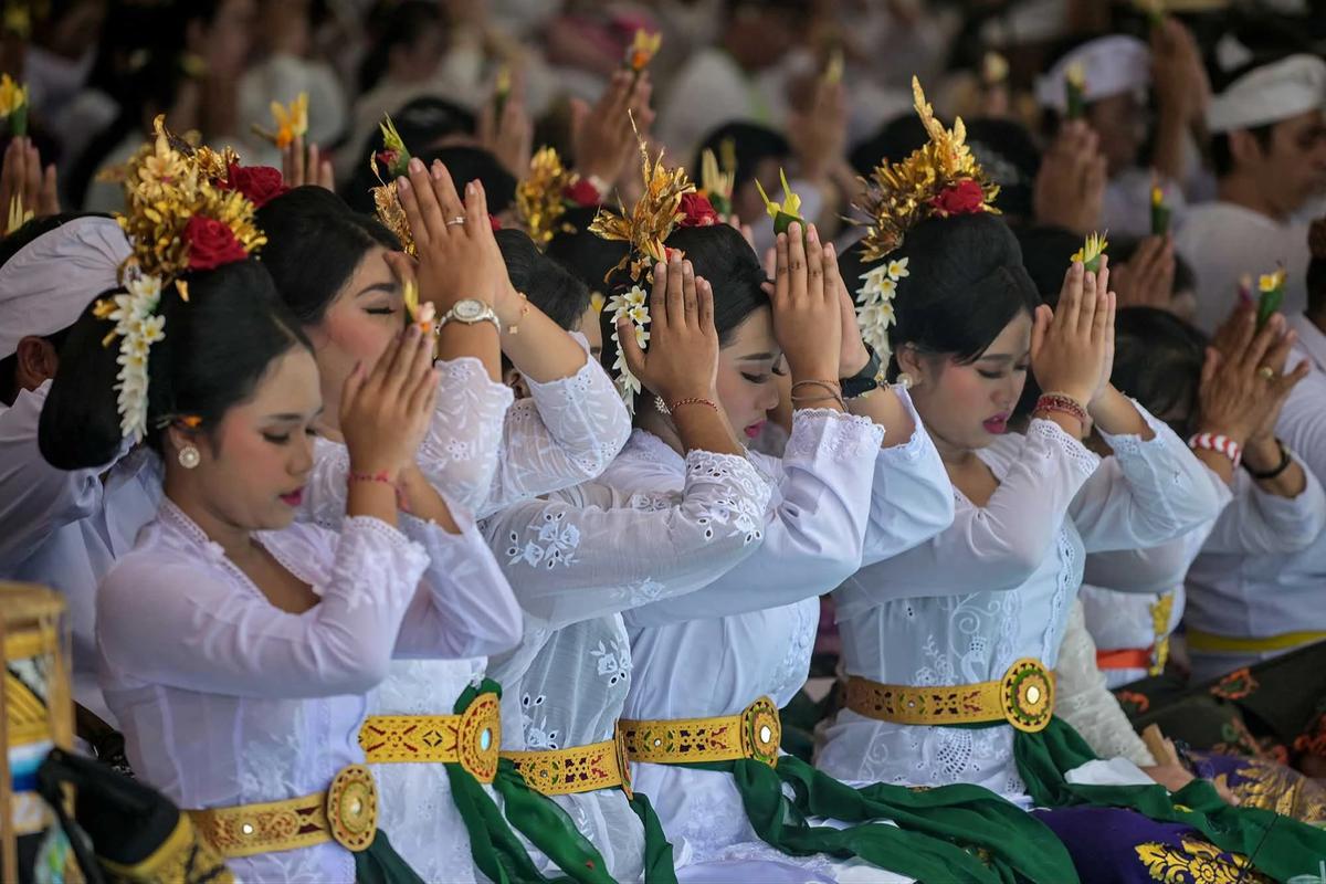 FOTO: Umat Hindu Gelar Ritual Melasti di Pantai Kenjeran Surabaya