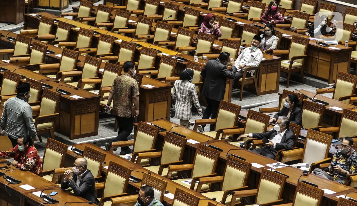 Suasana Rapat Paripurna pengesahan RUU Omnibus Law Cipta Kerja menjadi UU di Kompleks Parlemen, Jakarta, Senin (5/10/2020). Fraksi Partai Demokrat dan PKS menolak pengesahan, sementara tujuh fraksi lainnya menyetujui RUU Omnibus Law Cipta Kerja menjadi UU. (Liputan6.com/Johan Tallo)