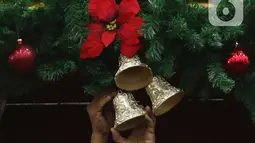 Pekerja merapikan ornamen Natal di Gereja Tugu, Jakarta, Senin (23/12/2019). Sejumlah perlengkapan ibadah telah disiapkan untuk menyambut Natal. (Liputan6.com/Herman Zakharia)