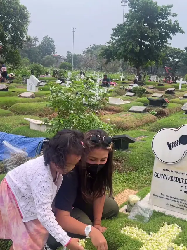 Jelang Tahun Baru, Ini 7 Momen Mutia Ayu dan Gewa Ziarah ke Makam Glenn Fredly