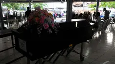 Suasana hening dalam proses persemayaman Grayson Herbert Linaksita, Surabaya, Jumat (2/1/2015).(Liputan6.com/Johan Tallo)