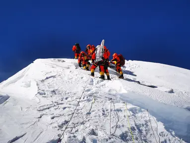 Anggota tim survei China mencapai puncak Gunung Qomolangma (27/5/2020). Sebuah tim survei China berhasil mencapai puncak Gunung Qomolangma pada Rabu (27/5) pagi waktu setempat, sebuah langkah penting dalam misi negara itu untuk mengukur kembali puncak tertinggi dunia. (Xinhua/Penpa)