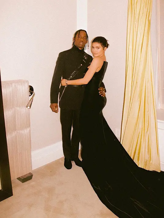 Hal itu pun terlihat jelas saat Kylie Jenner mengunggah banyak foto dengan tema Met Gala di Instagramnya. (instagram/kyliejenner)