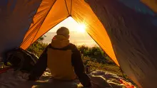 Camping lebih nyaman dan praktis dengan kasur angin portable. (doidam10/Depositphotos)