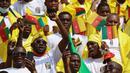 Sejumlah Suporter Kamerun bersorak menjelang upacara pembukaan turnamen Piala Afrika (CAN) 2021 di Stade d'Olembé di Yaounde (9/1/2022). Piala Afrika 2021 seharusnya digelar Januari 2021 tapi kemudian diundur karena pandemi. (AFP/Kenzo Tribouillard)